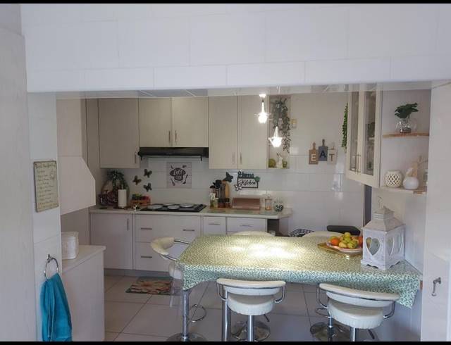 5 BEDROOM HOUSE FOR SALE IN GRANTHAM PARK